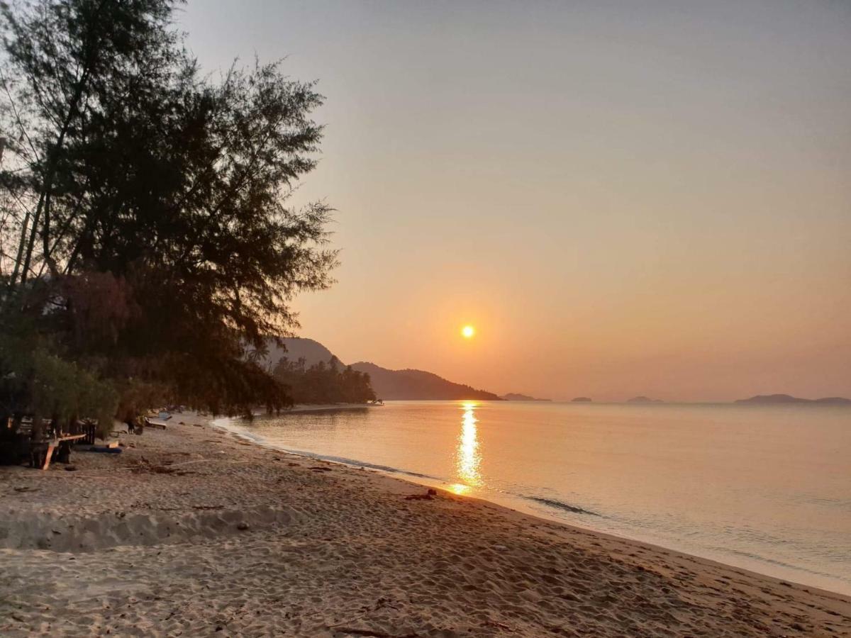Отель Sea Paradise Ban Khlong Kloi Экстерьер фото
